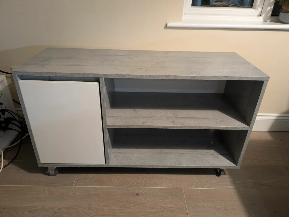 TV stand for free - Image 1