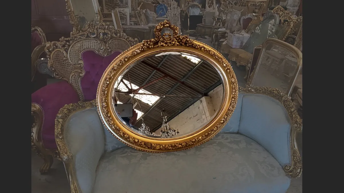 Medium sized oval mirror