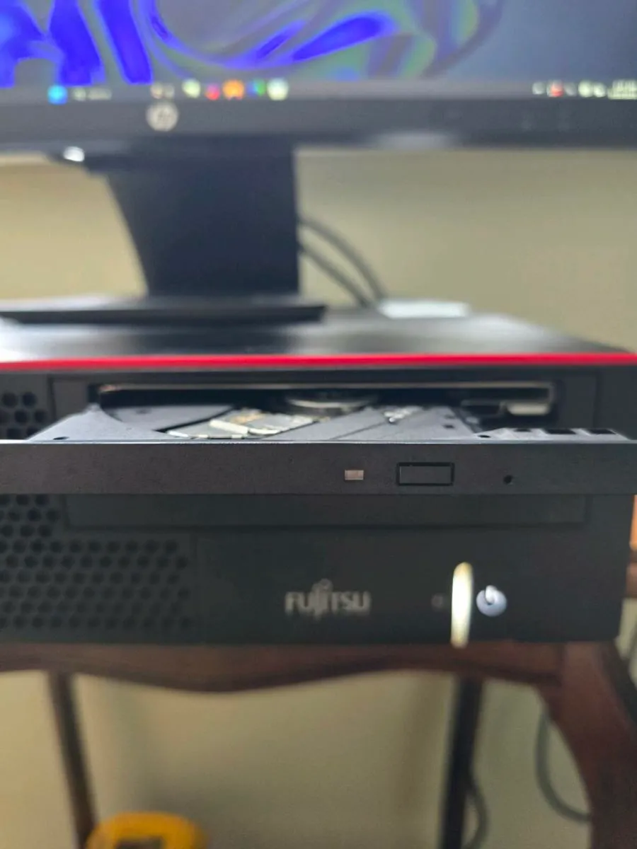 Fujitsu esprimo pc with monitor set - Image 3