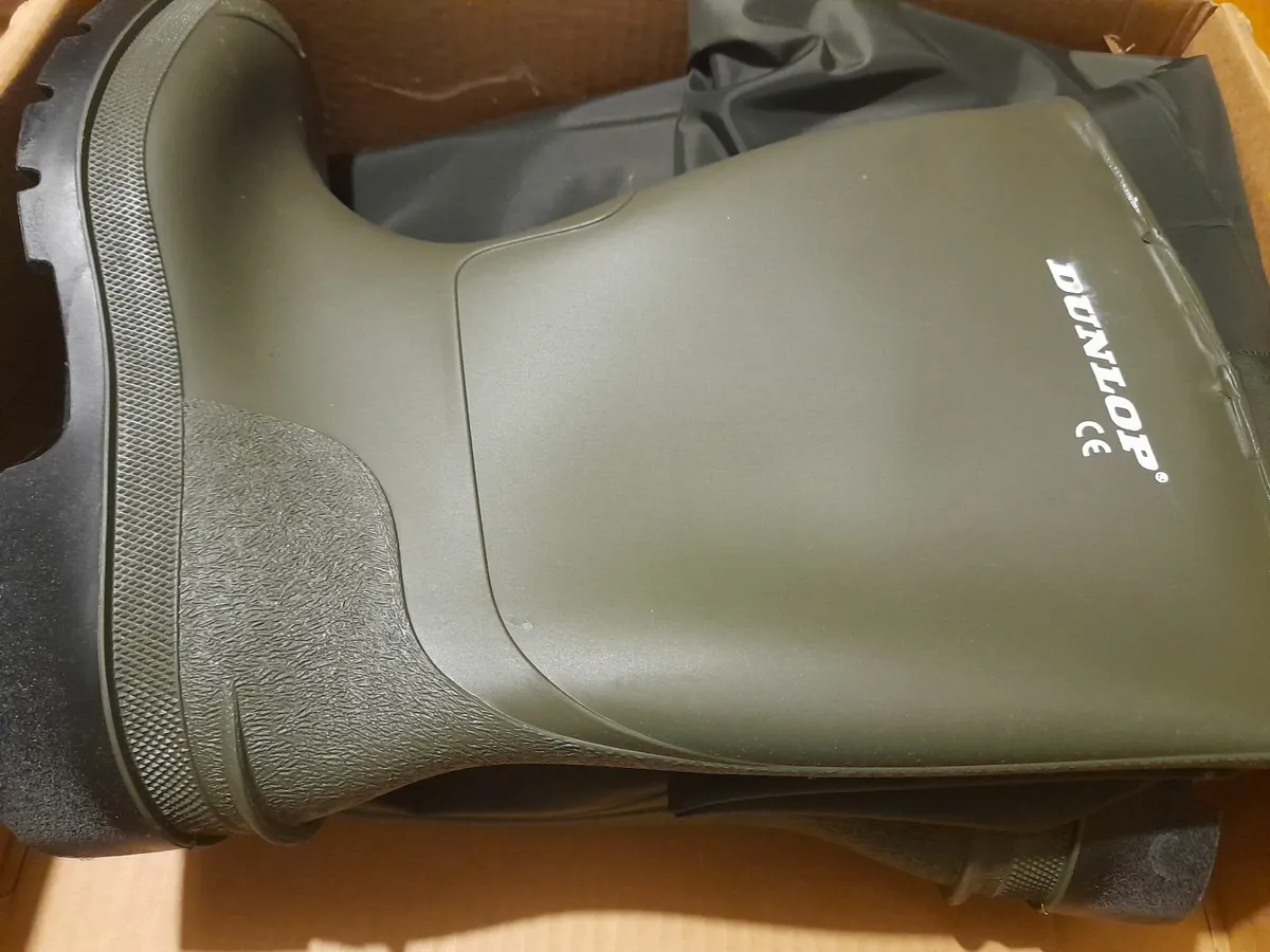 Chestwaders size 43 or 44 - Image 1