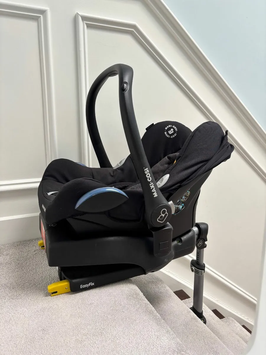 Maxi Cosi CabrioFix i-Size Baby Car Seat & Isofix - Image 1