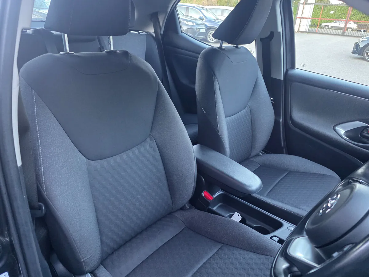 2022 Toyota Yaris 1.5 HYBRID LUNA AUTOMATIC - Image 4