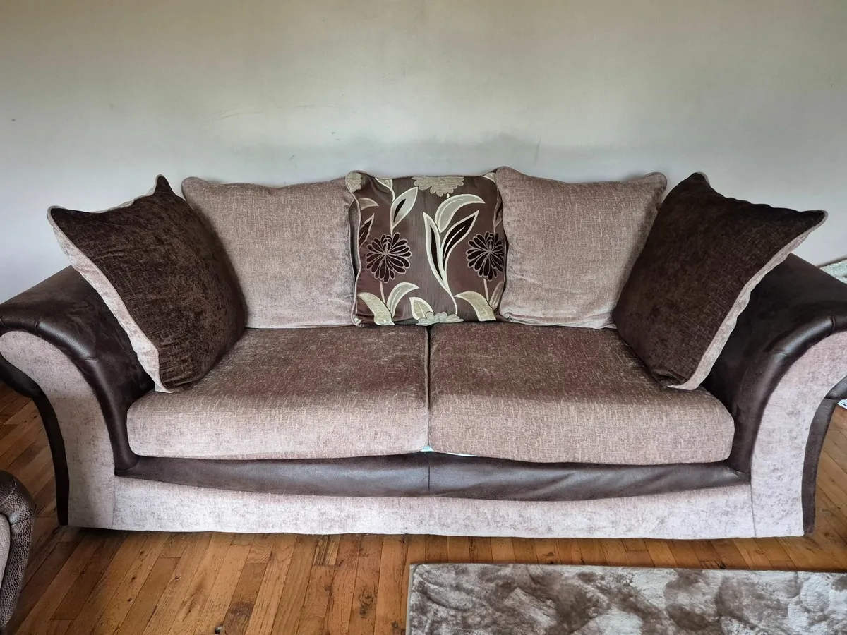 Suite of furniture - Image 1