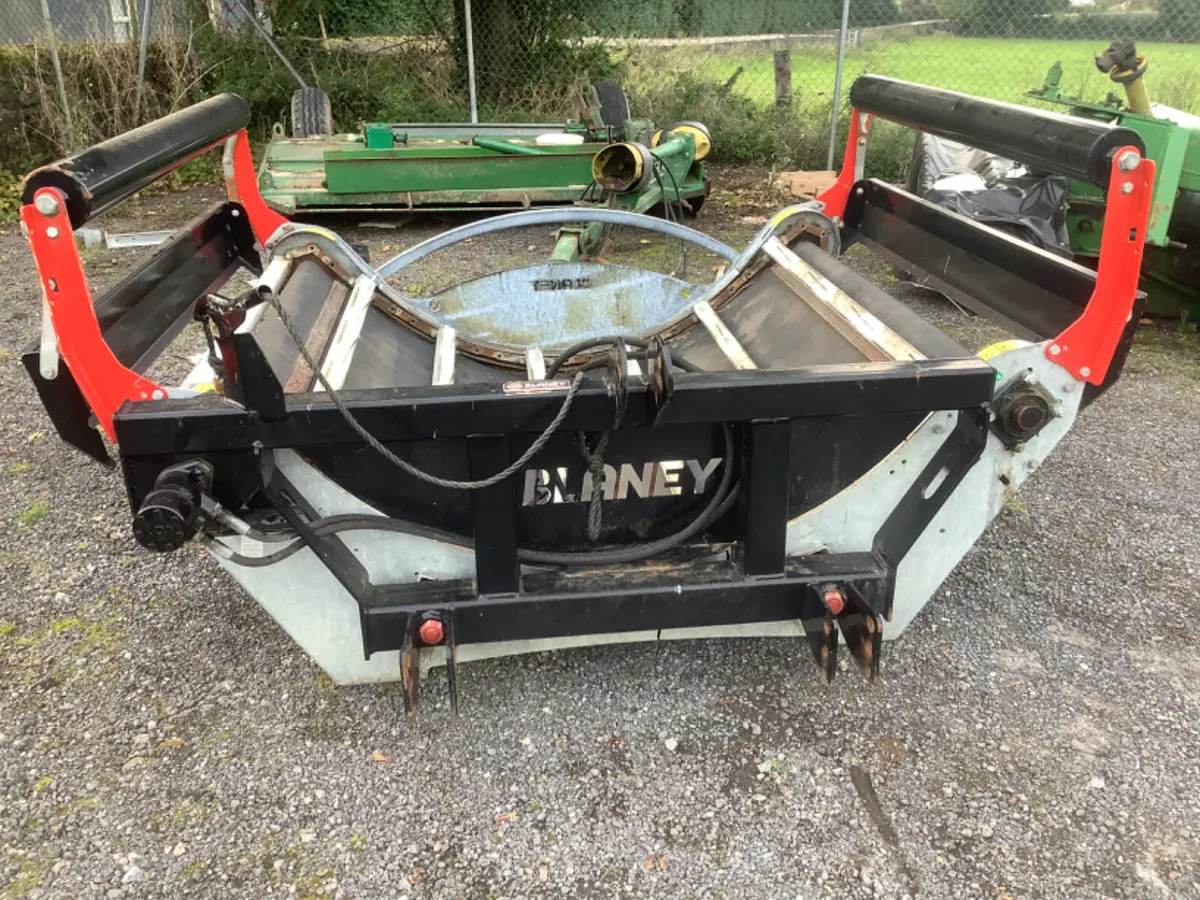 Used Blaney round bale feeder - Image 1