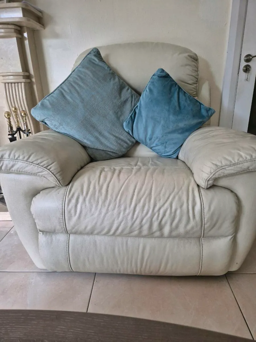 Dark cream leather 3-1-1 suite - Image 2