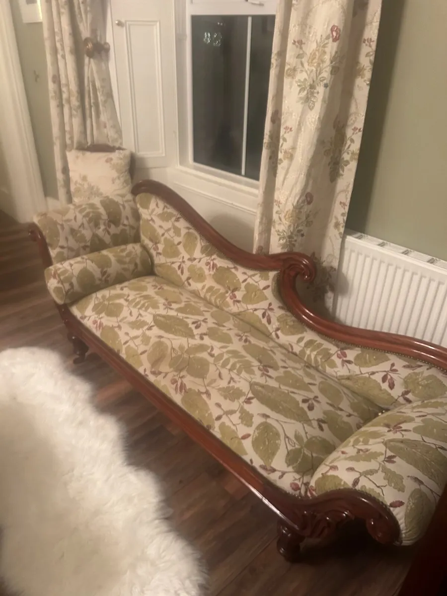 Antique-Style Chaise Lounge - Image 1