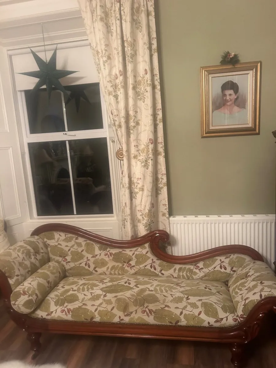 Antique-Style Chaise Lounge - Image 3