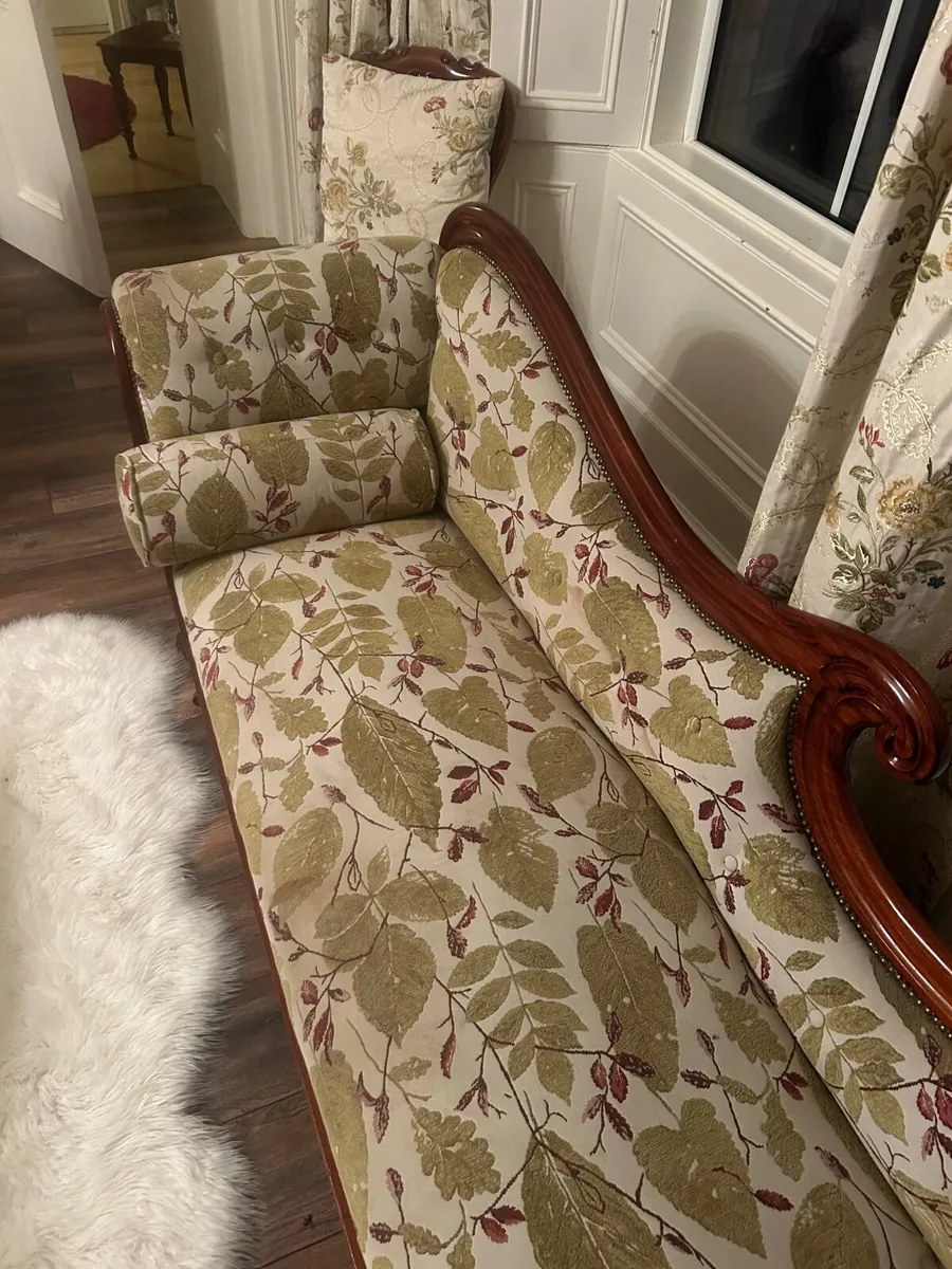 Antique-Style Chaise Lounge - Image 4
