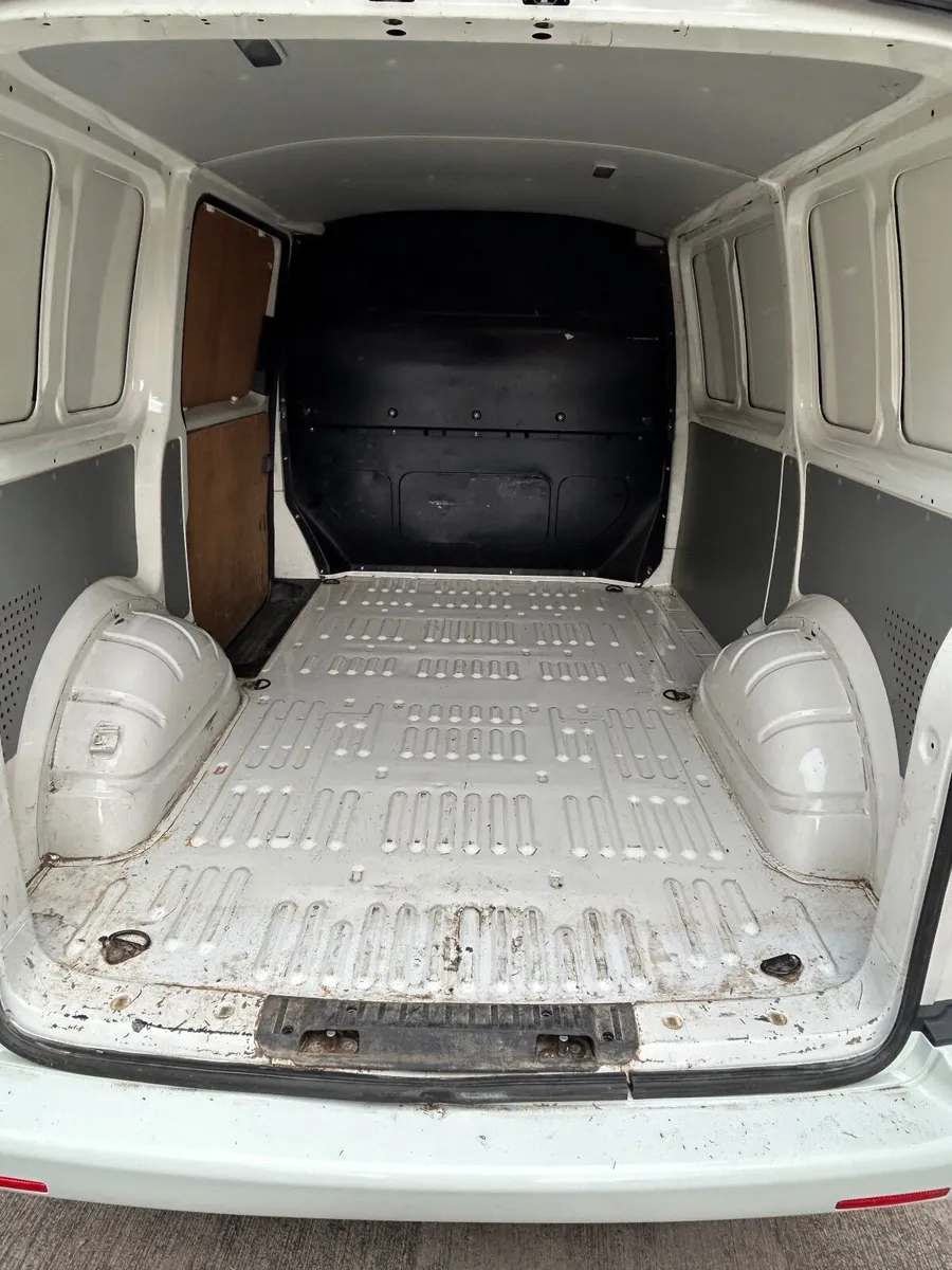 Volkswagen Transporter 2010 - Image 2