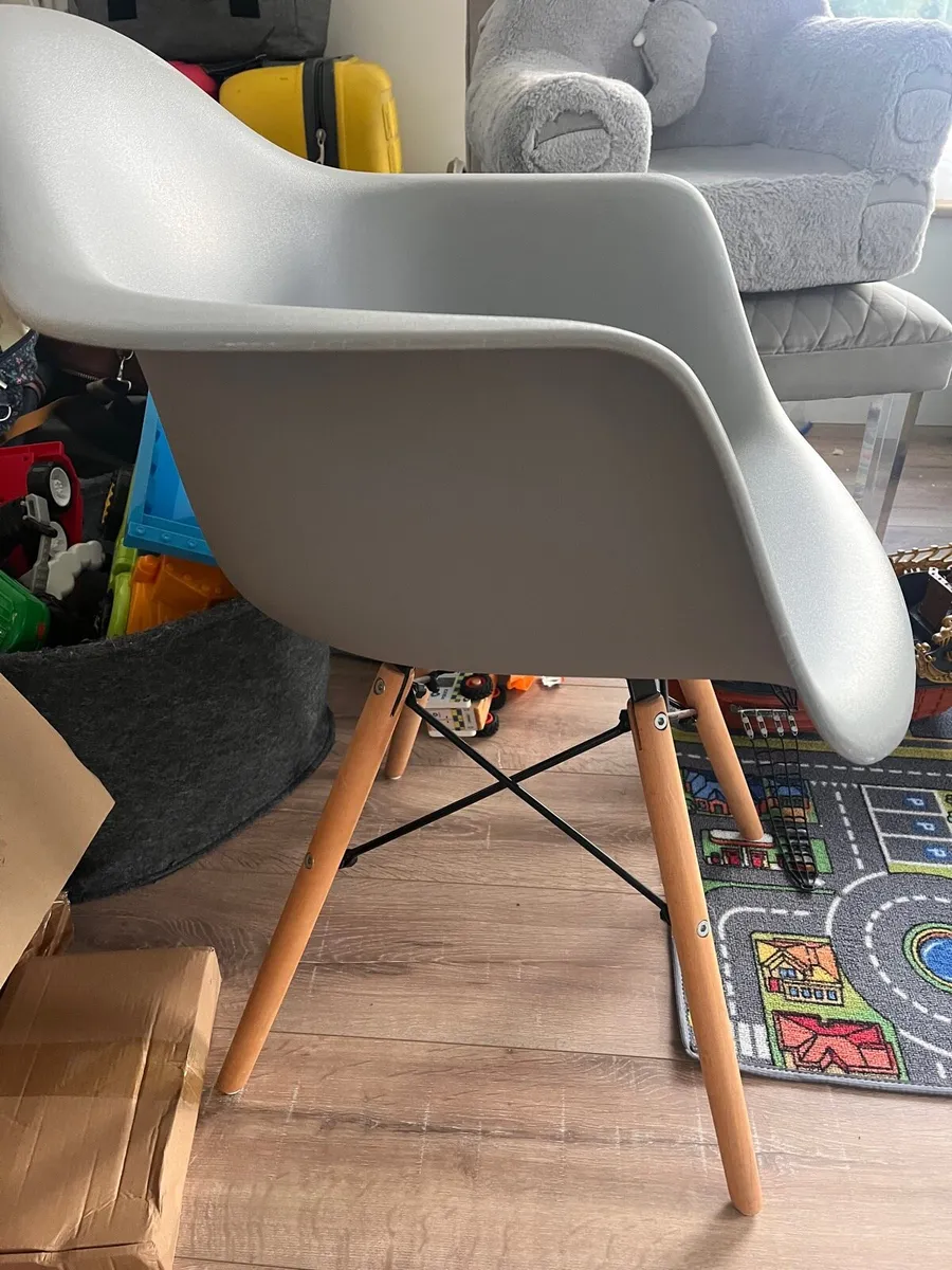 Chair - suitable for bedroom or home office - Image 2