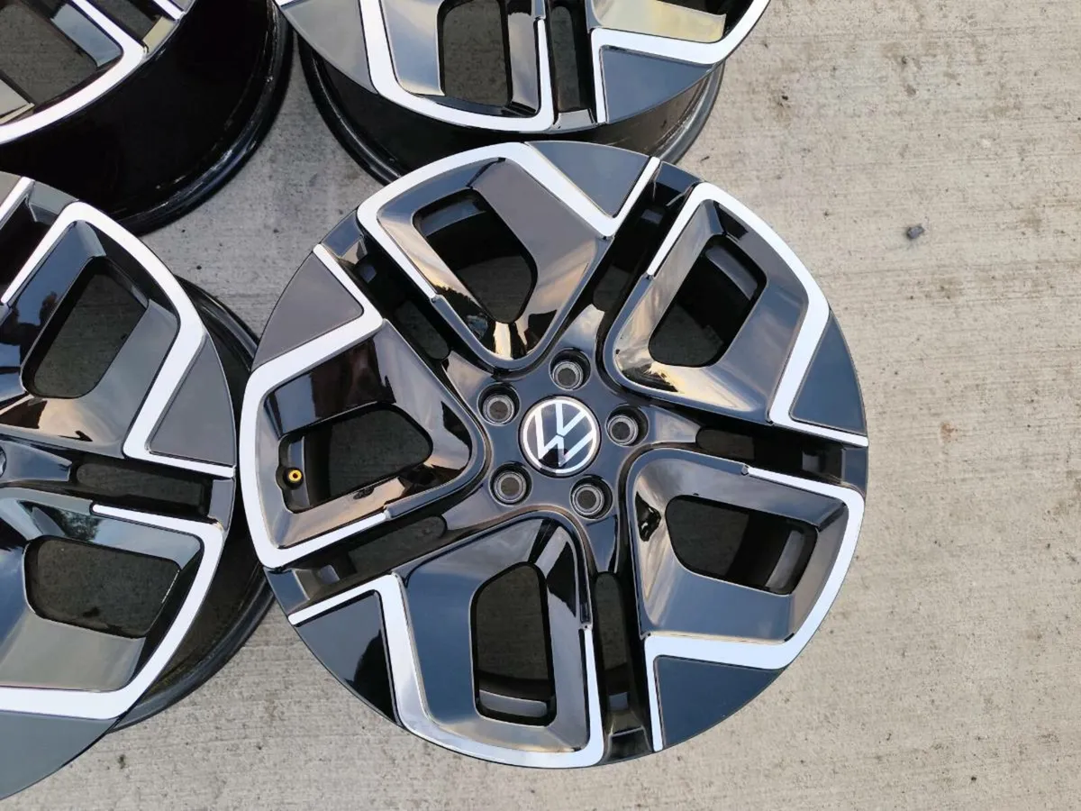 18" VW Golf 2025 alloy wheels as new - Image 3