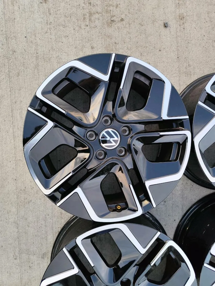 18" VW Golf 2025 alloy wheels as new - Image 4