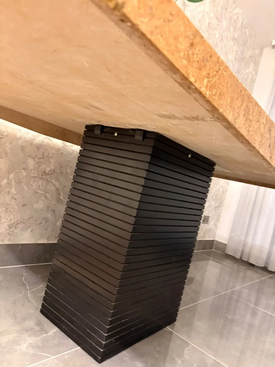 Dining table - Image 1