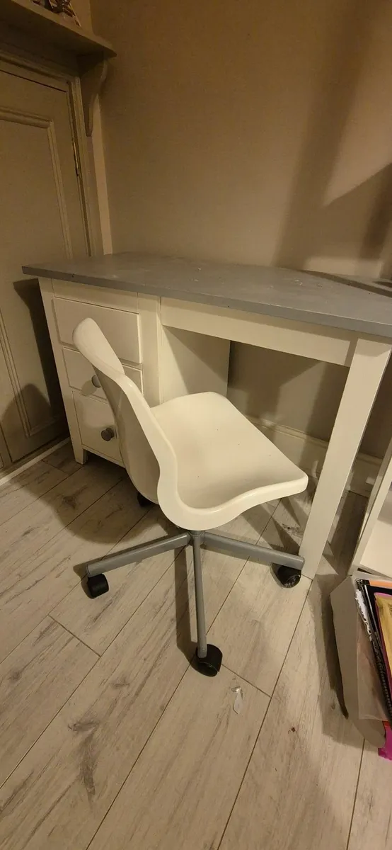 Desk and chair - Image 1