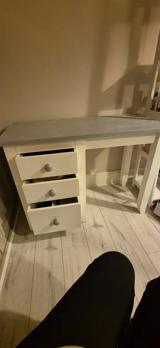 Desk and chair - Image 4