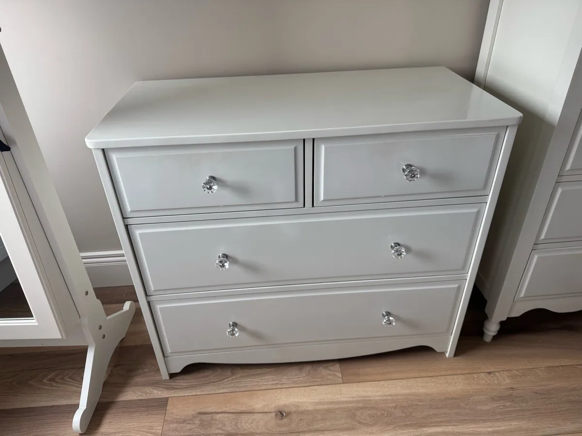 Chest of drawers