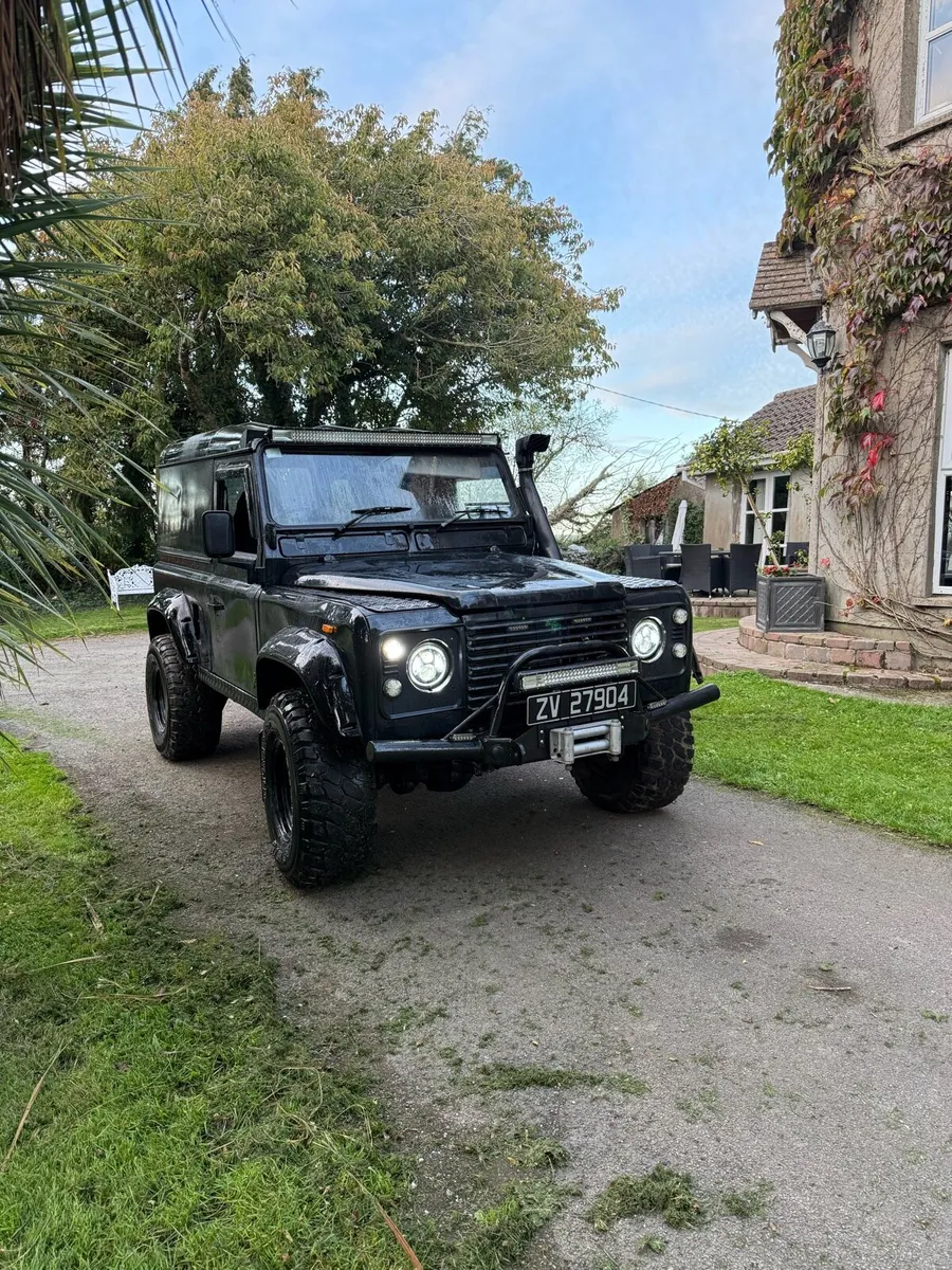 Land Rover Defender - Image 4