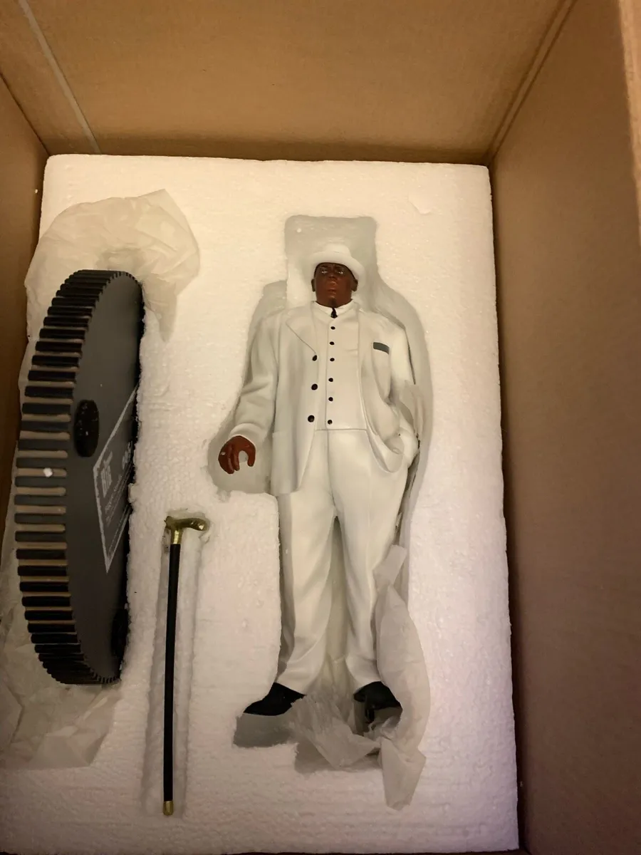 Biggie figure and comic - Image 4