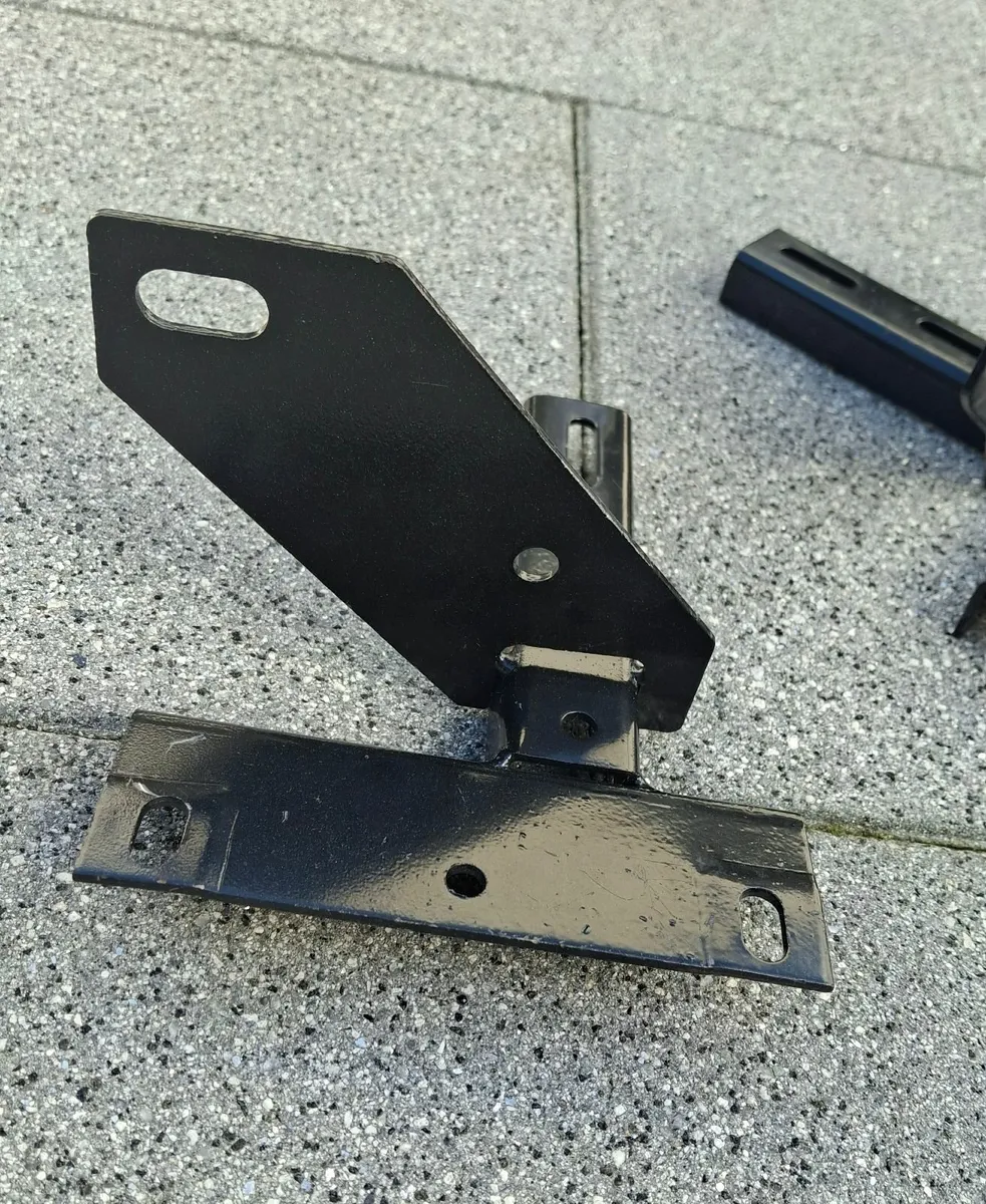 Landrover Discovery 3/4 Side Step Brackets - Image 3