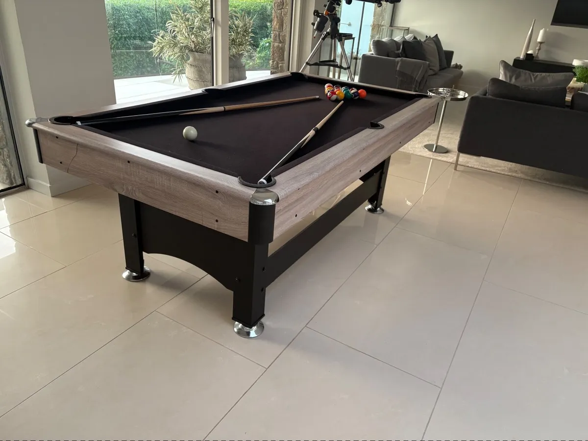 Pool table - Image 1