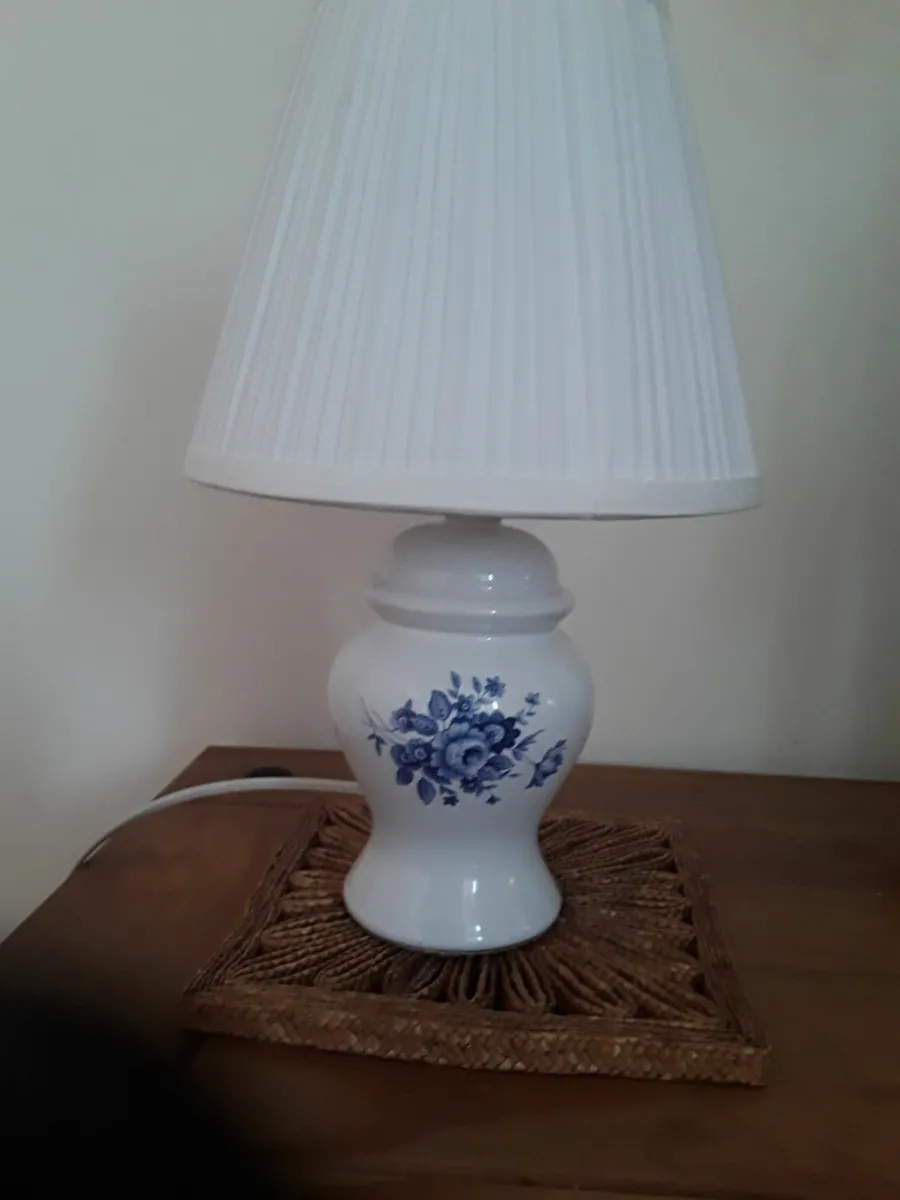 Small vintage table lamp white pleated shade - Image 3