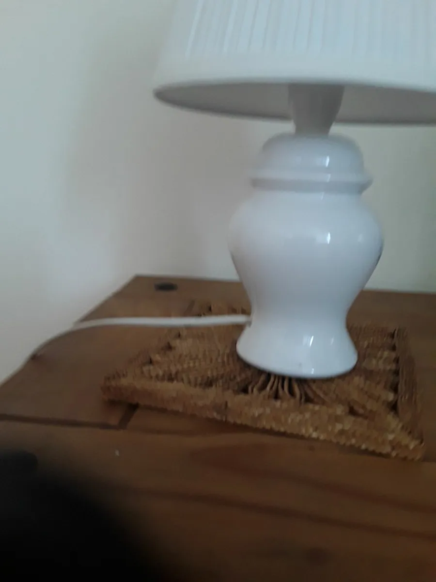 Small vintage table lamp white pleated shade - Image 4