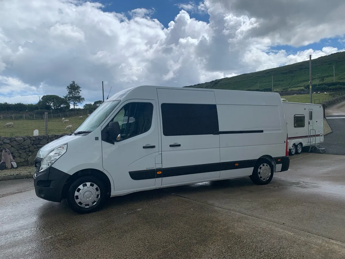 Renault master crew van 9 seats - Image 1