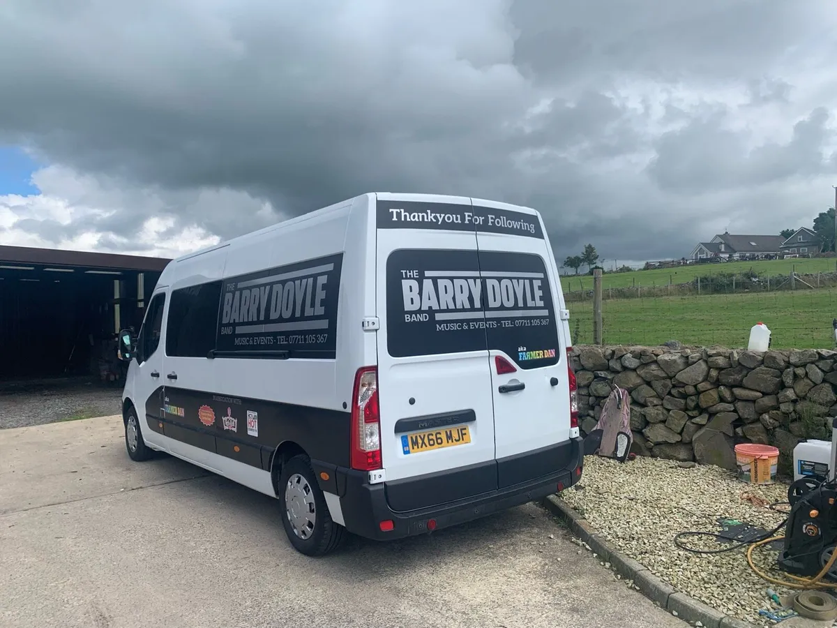 Renault master crew van 9 seats - Image 2