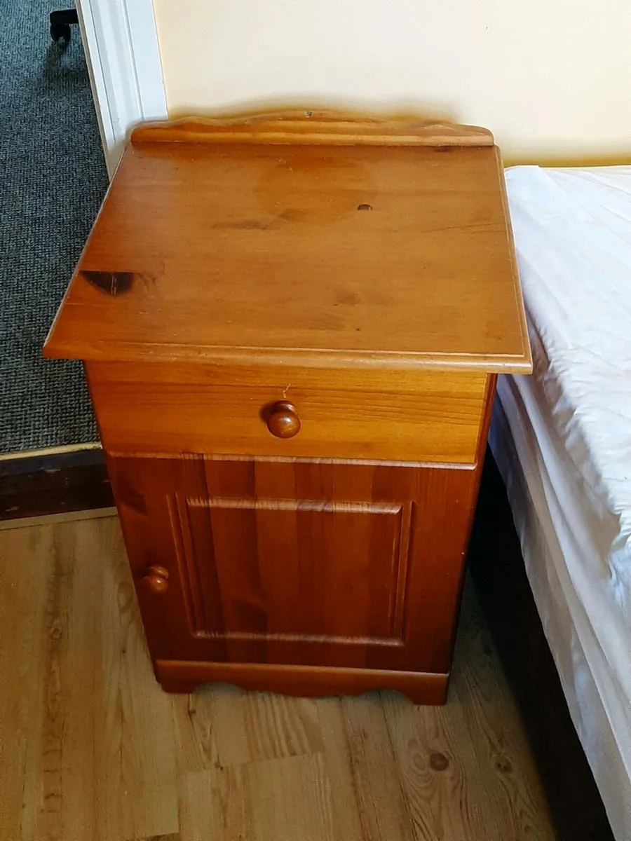 Lockers and mini tables - Image 1