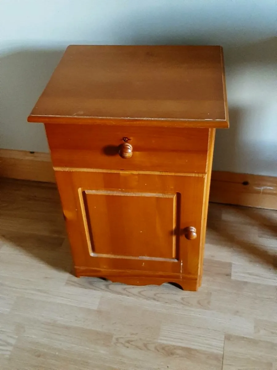 Lockers and mini tables - Image 2
