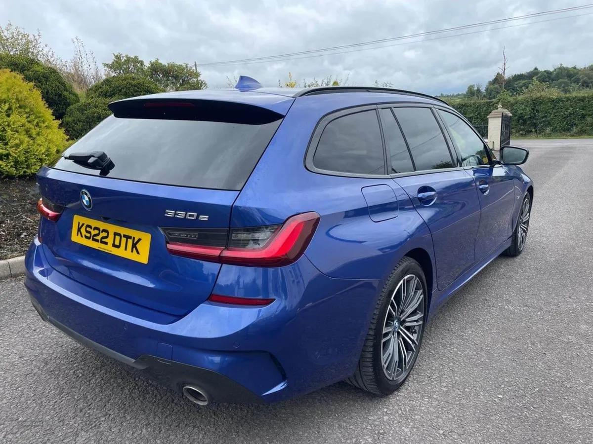BMW 3 Series Touring - Image 2