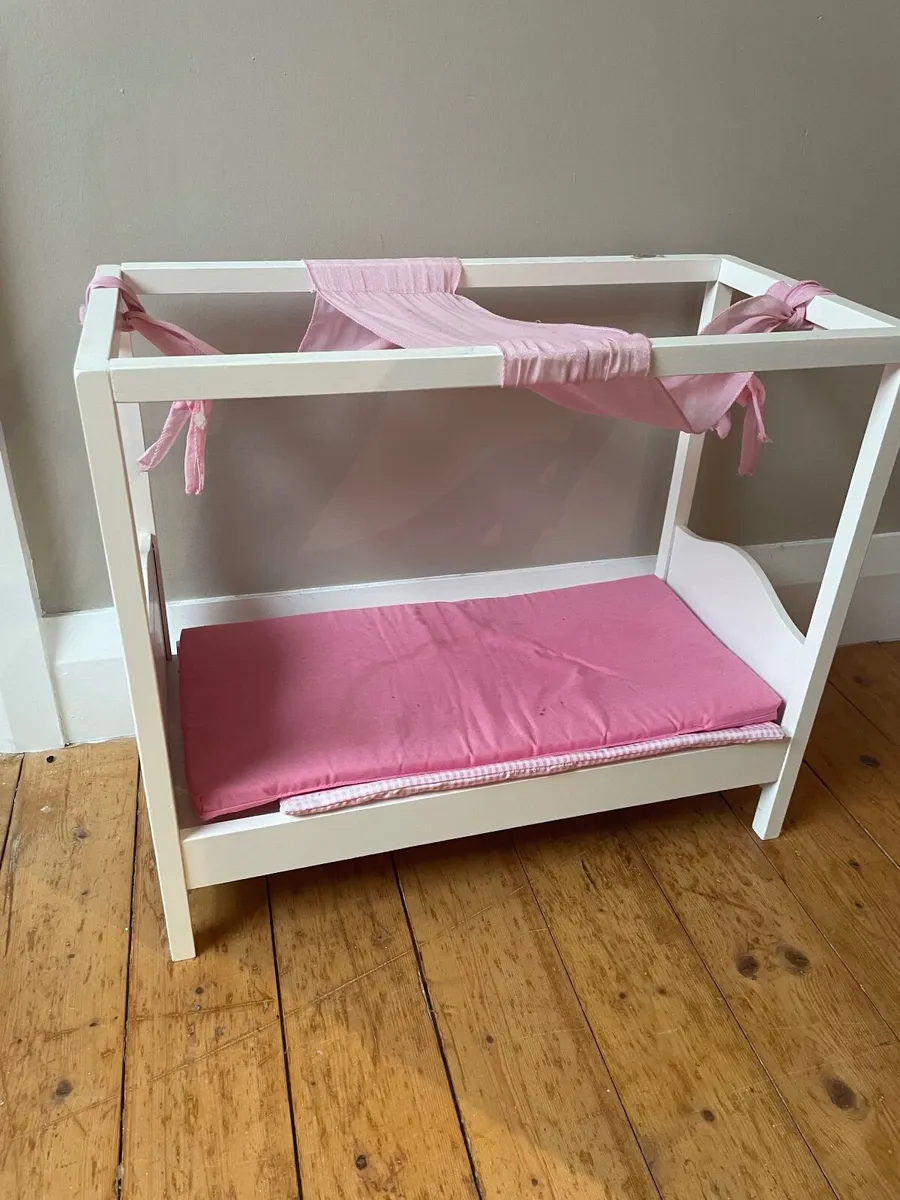 Our generation hairdressers chair & bed - Image 1
