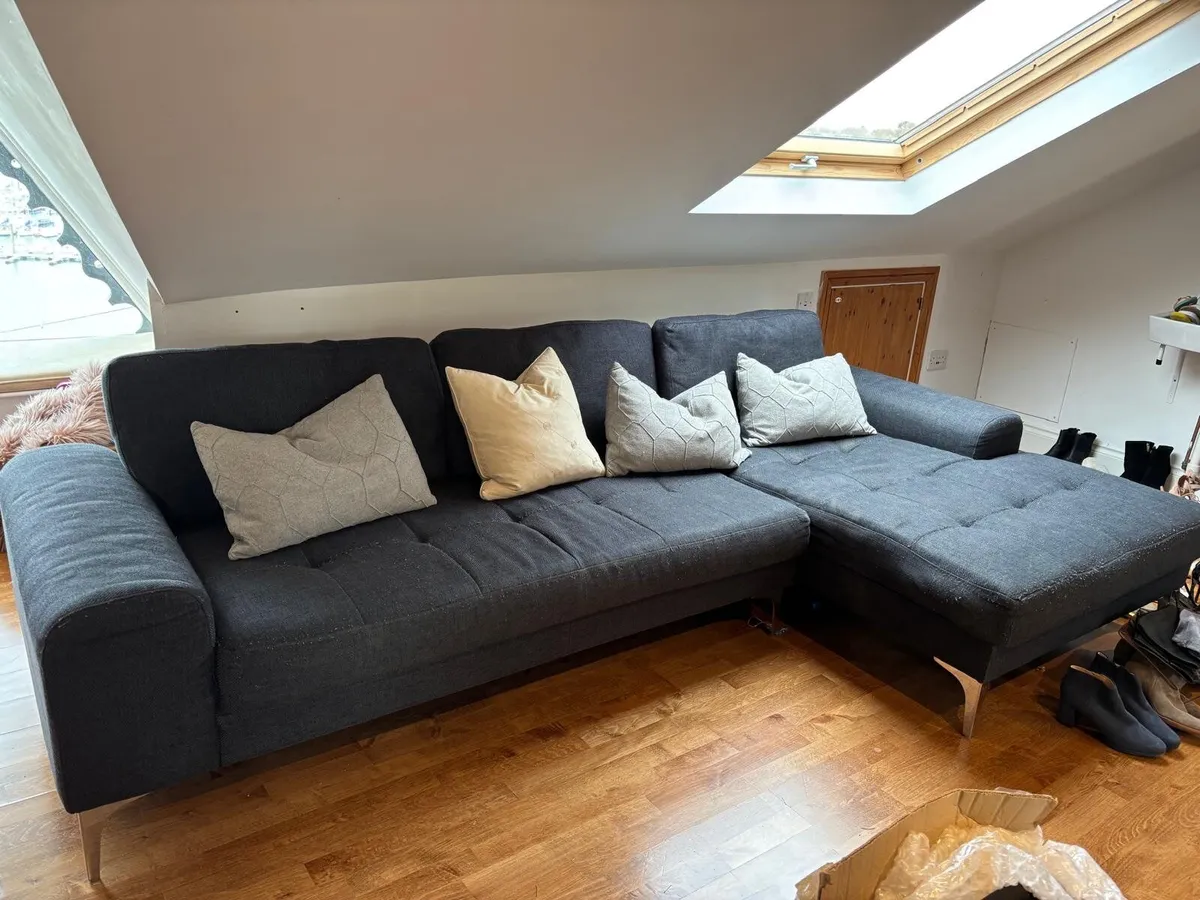 L shaped Settee, sits 4 - Image 1