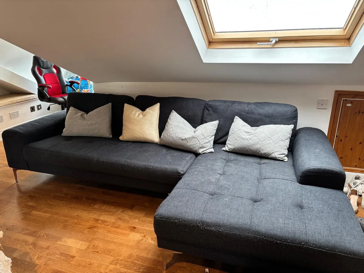 L shaped Settee, sits 4 - Image 2