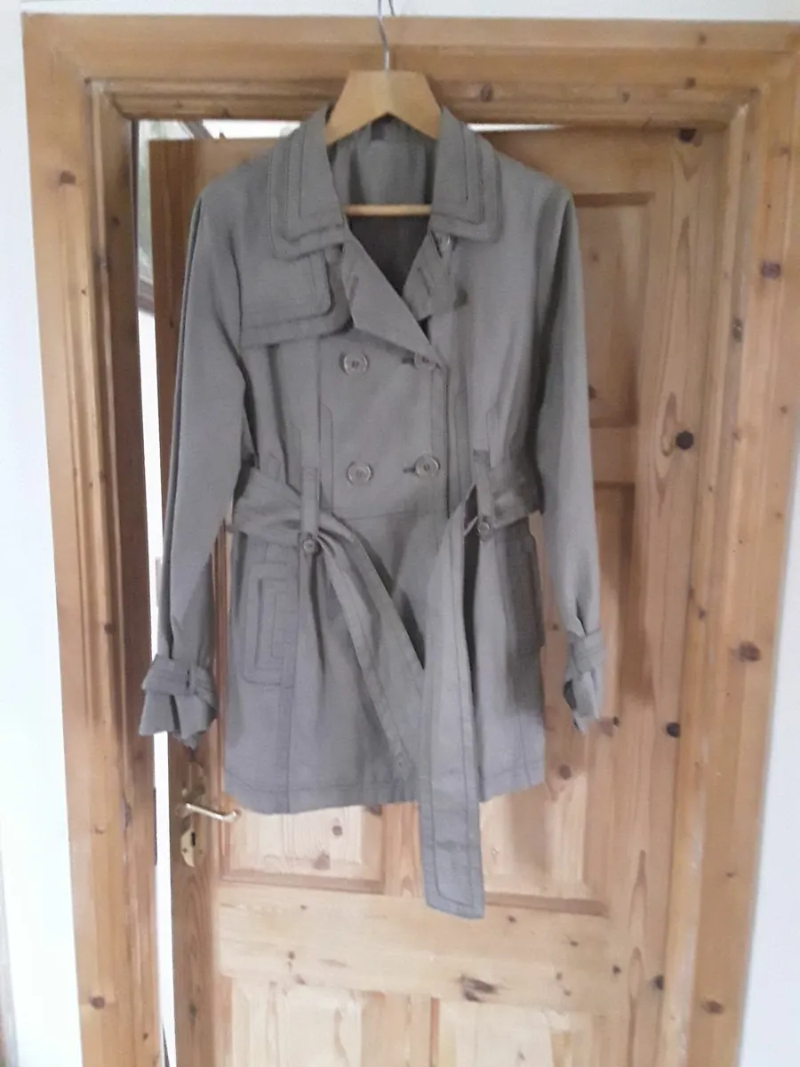 Ladies new coat size 16 green colour - Image 1