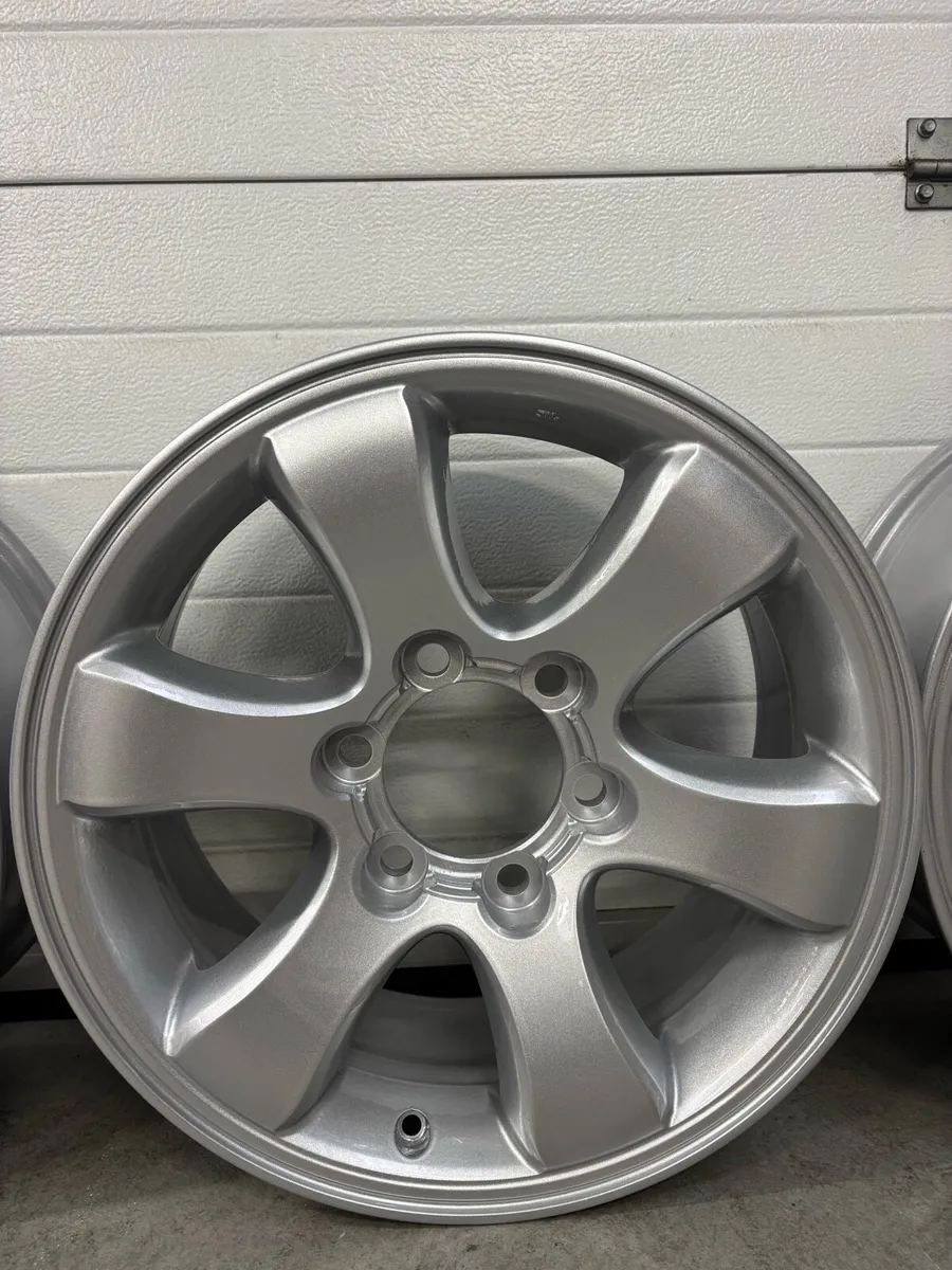 Genuin toyota lancruiser alloys - Image 3