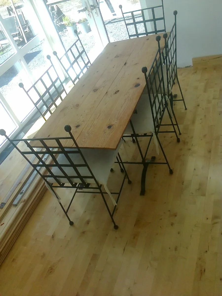 Table and chairs - Image 2