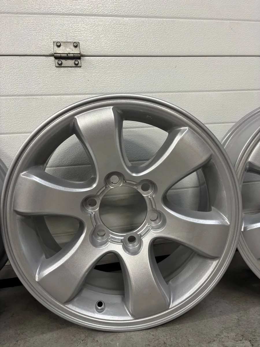 Genuin toyota lancruiser alloys - Image 4