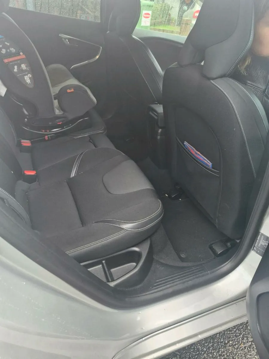 Volvo v40 2016 D4 190 HP - Image 4
