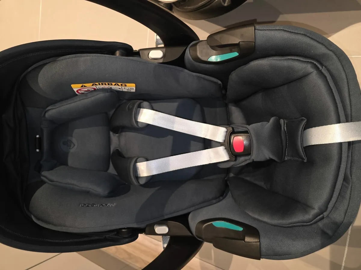 As New Maxi Cosi Pebble 360 pro and Isofix - Image 3