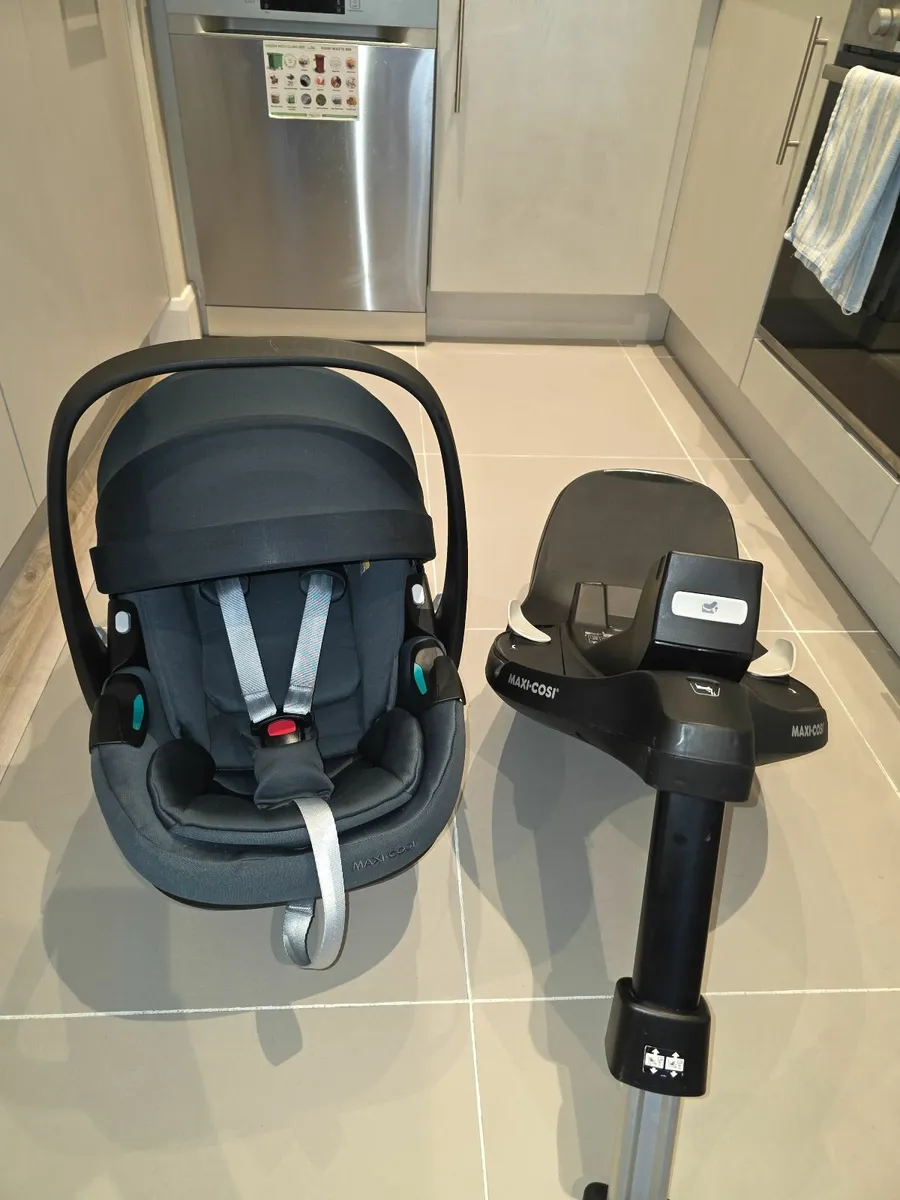 As New Maxi Cosi Pebble 360 pro and Isofix - Image 4