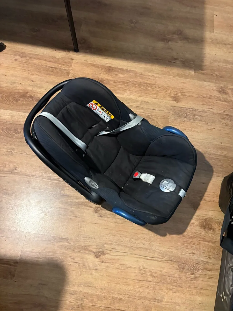 Maxi cosi car seat with isofix - Image 1