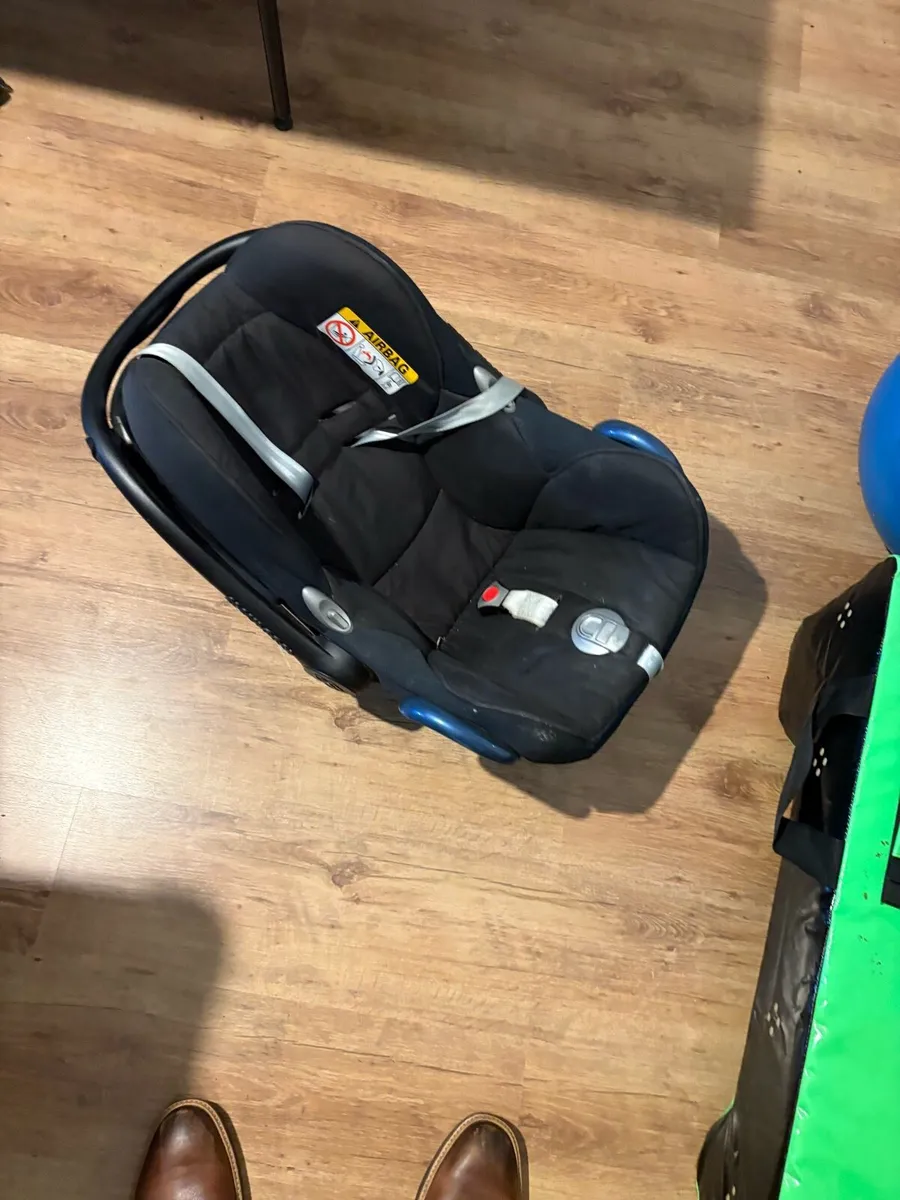 Maxi cosi car seat with isofix - Image 2