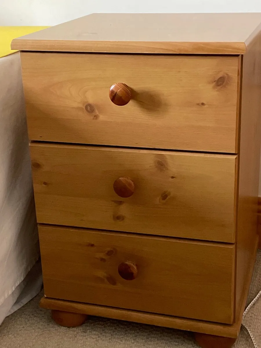 Chest of drawers and 2x bedside tables. - Image 1