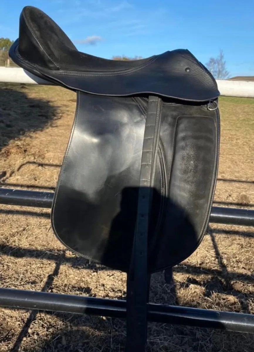 17 inch treeless dressage saddle Ansure USA - Image 1