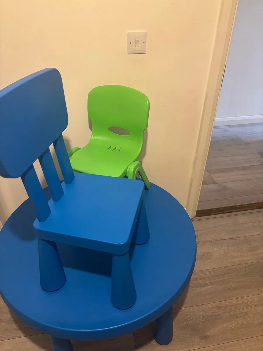 Table and chairs - Image 1