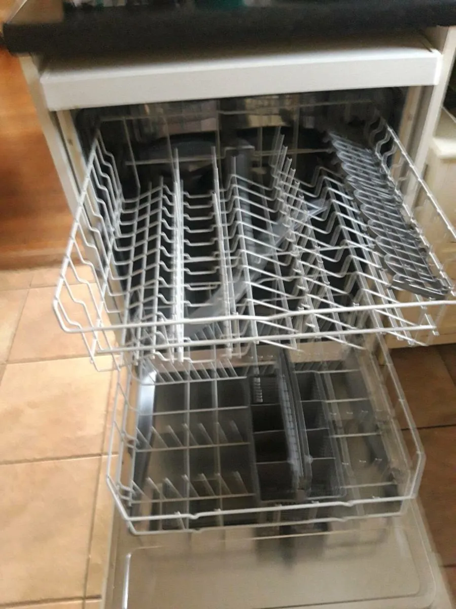 Dishwasher - Image 2