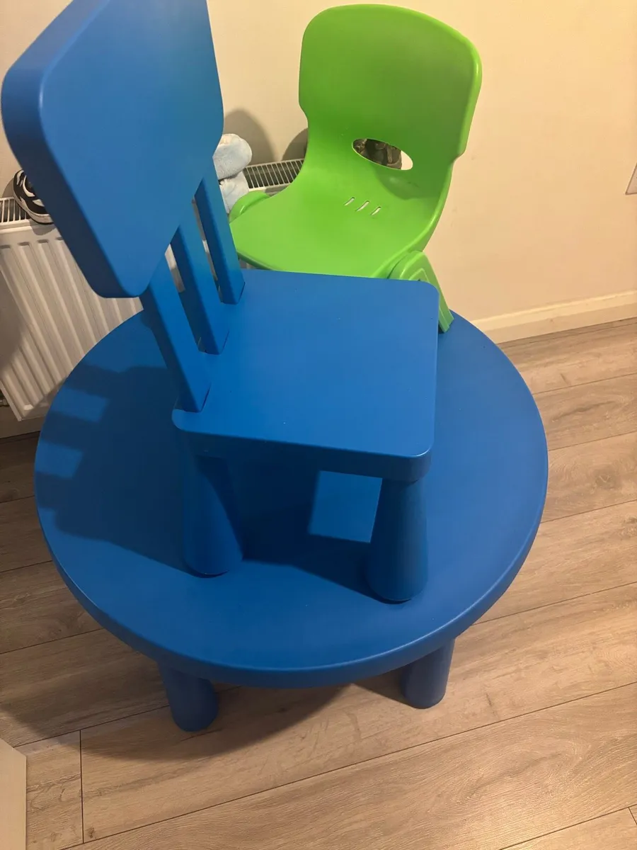 Table and chairs - Image 2