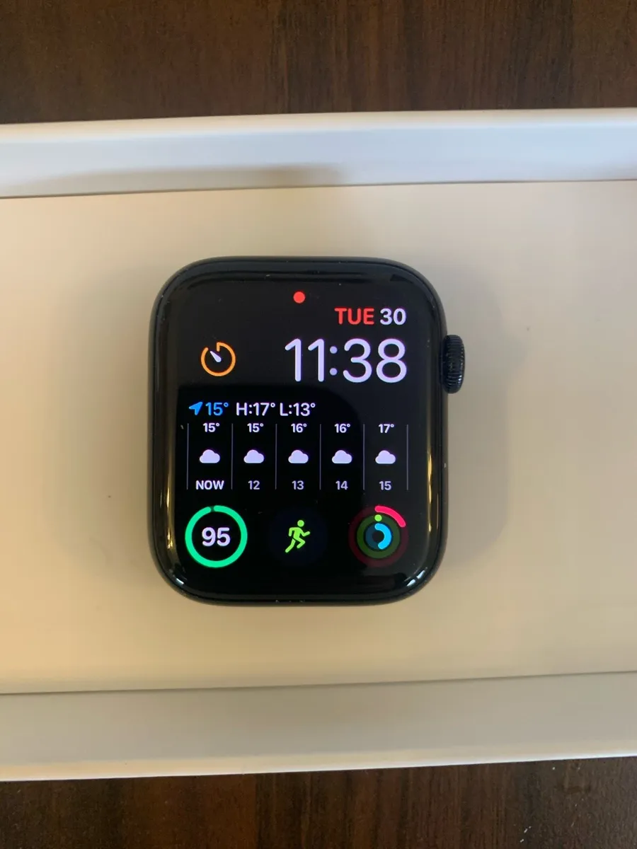 Apple Watch SE 2nd gen 2022 - Image 1