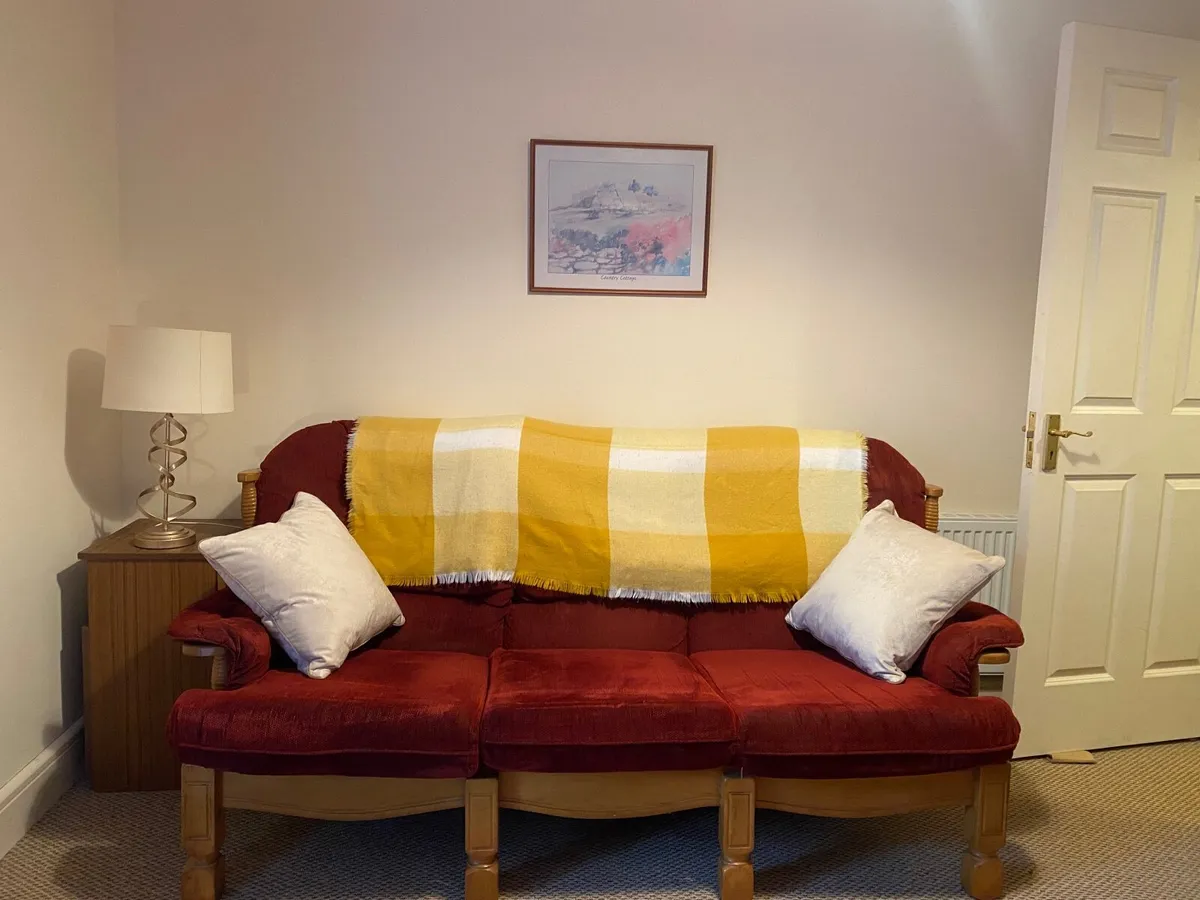 Sofa / couch  / settee plus chaurs - Image 2
